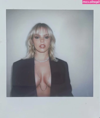 Renee Rapp [ renee-rapp ] - Wanna lick? Tip $5 if you do and you’ll get a short video and some