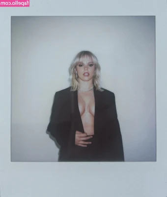 Renee Rapp [ renee-rapp ] - POV I'm on top of you and start doing push ups 😈