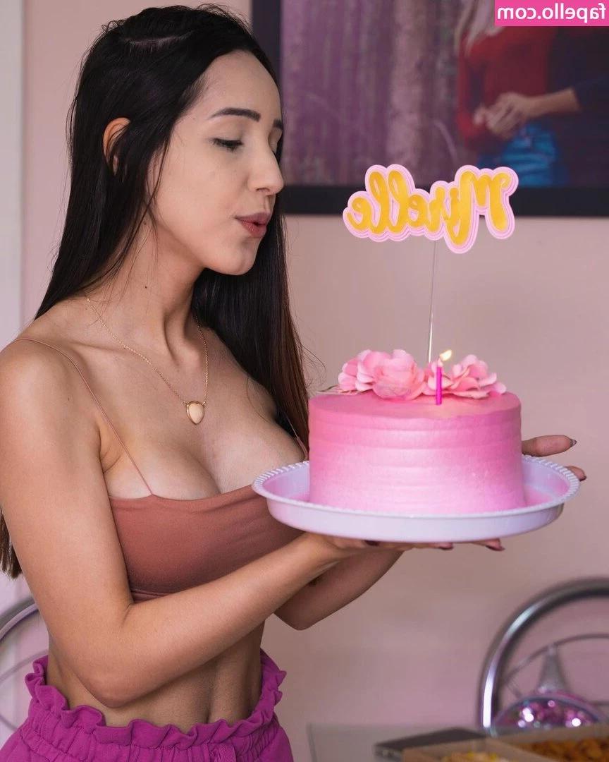 Mirys - Pounding down on this shorty with a Phat Bubble booty  all hot and