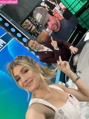 Eugenie Bouchard [ eugenie-bouchard ] - 🥳 I don’t wanna get dressed for New Years!