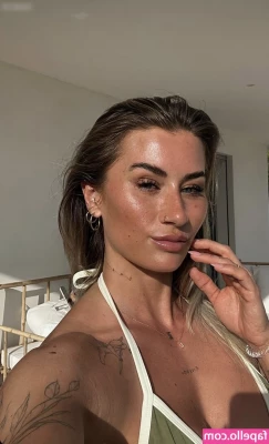 Lenaajoy - Happy hump day 🐫Your favorite girl is logging online 😉