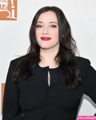 Kat Dennings [ kat-dennings ] - Spread or scrunch? which do you find sexier? vote down below!
