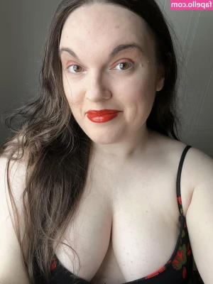 Dana Gricken [ dana-gricken ] - I sneaked into the hotel pool at 3am and had a little fun by myself 