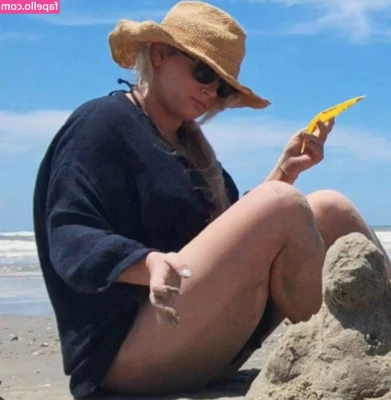 Brittany [ brittany-1 ] - VEJA EU NO CAMPO BATENDO UM PUNHETA E GOZANDO GOSTOSO NO RIACHO COM A