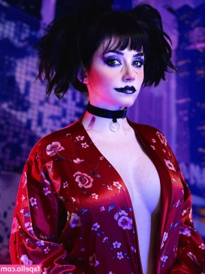 Ezy Summers Cosplay [ ezy-summers-cosplay ] - What is hidden under my palm