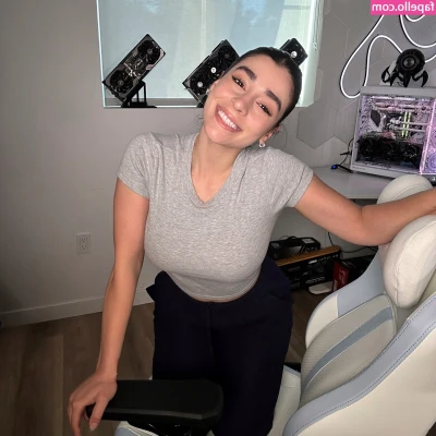 ayaattt - Hard dick mode is activated for the weekend😏 Feminine body✅