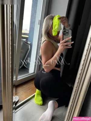 mrs_larry [ mrs-larry ] - Fingering my fat ass 🍑