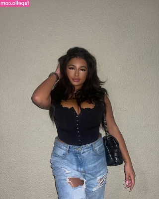 sofia.deroian [ sofia-deroian ] - Does it drive you crazy when I tease you in my leggings? 😈 New vid