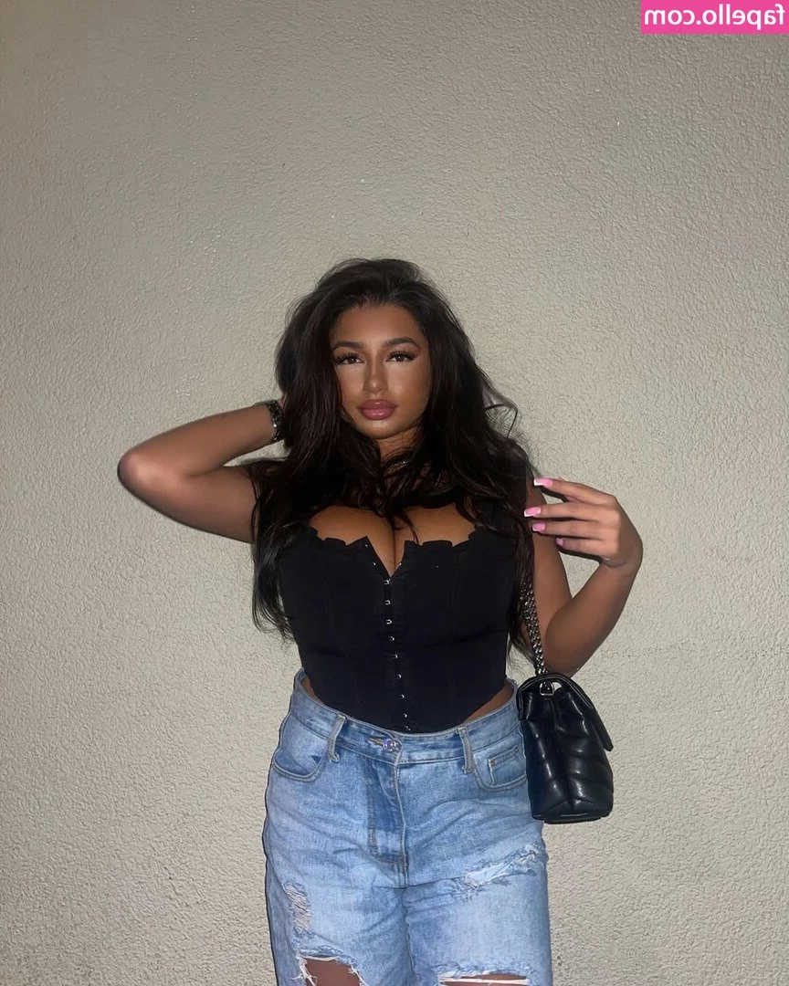 sofia.deroian [ sofia-deroian ] - An old photo I've lightened up. Back before my phone had a night mode!