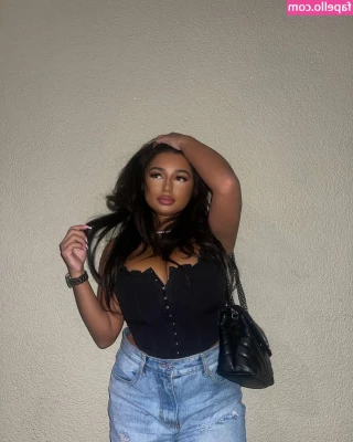 sofia.deroian [ sofia-deroian ] - How’s everyone Friday night going? DM me😈