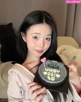 Lee Yeonwoo [ lee-yeonwoo-1 ] - I think there's something missing here? DM me and I'll tell you what