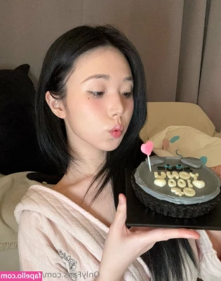Lee Yeonwoo [ lee-yeonwoo-1 ] - Would you join me in the bath?  Yes or no 🤔😋
