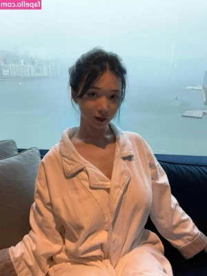 Lee Yeonwoo [ lee-yeonwoo-1 ] - It's #lucymuseminutenews and #yogatime162 - trying out some