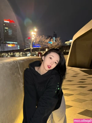 Lee Yeonwoo [ lee-yeonwoo-1 ] - Do you like my stockings? 😜 🤤 I’m not wearing panties, Can