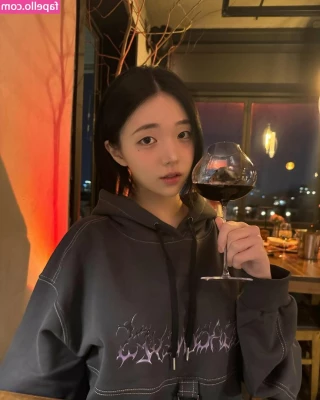 Lee Yeonwoo [ lee-yeonwoo-1 ] - which hole are u gonna fuck first? 😈