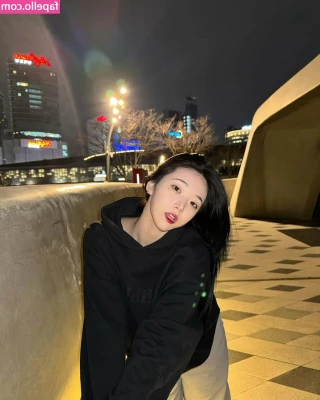 Lee Yeonwoo [ lee-yeonwoo-1 ] - 😲..🤎...💦.....Just got my spray tan on.... Are you fans of my