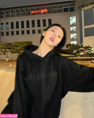 Lee Yeonwoo [ lee-yeonwoo-1 ] - I have very few words to describe her, most of them are actually just