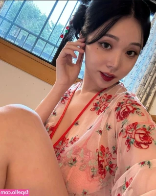 Lee Yeonwoo [ lee-yeonwoo-1 ] - They need a massage :)