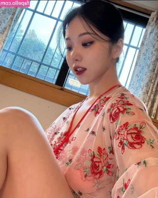 Lee Yeonwoo [ lee-yeonwoo-1 ] - Wondering if I should do weekly or twice a month live shows instead