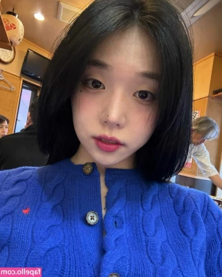 Lee Yeonwoo [ lee-yeonwoo-1 ] - First day of school and I’m very excited 🥳 Too bad nobody knows