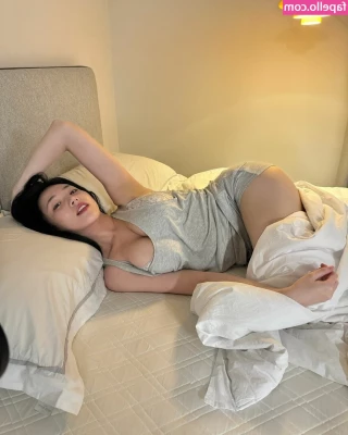 Lee Yeonwoo [ lee-yeonwoo-1 ] - Blondie Bombshell is my kind of woman....when she asked to lick or
