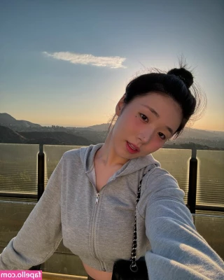 Lee Yeonwoo [ lee-yeonwoo-1 ] - This dildo is soooo big im surprised i fit it into my tight oussy😩