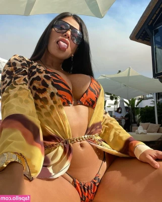 Sara Retali [ sara-retali-2 ] - Closer look! Now you can lick the screen! Lmao Olha de pertinho, e