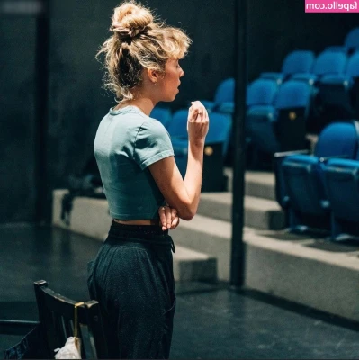 Jennette McCurdy [ jennette-mccurdy ] - Fuck me does a good spanking make me a happy babygirl 👋🏻🍑