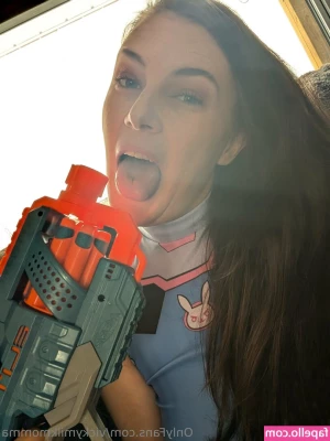 vickymilkmomma - Do you want to see me play with my first dildo? 😏