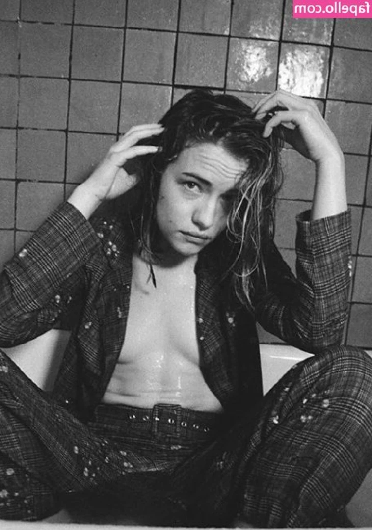 Willa Fitzgerald [ willa-fitzgerald ] - What kind of content do you want tonight? 💚 I’m gonna try and