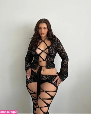 Valeria Vendetta [ valeria-vendetta ] - Playing with a fun glass toy 🥰 my pussy was super sloppy 😊