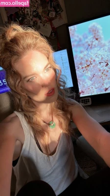 Hollie Bennett [ hollie-bennett ] - Come join us in the dms 😏