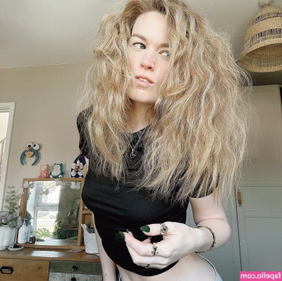 Hollie Bennett [ hollie-bennett ] - How amazing do my boobs look in this though