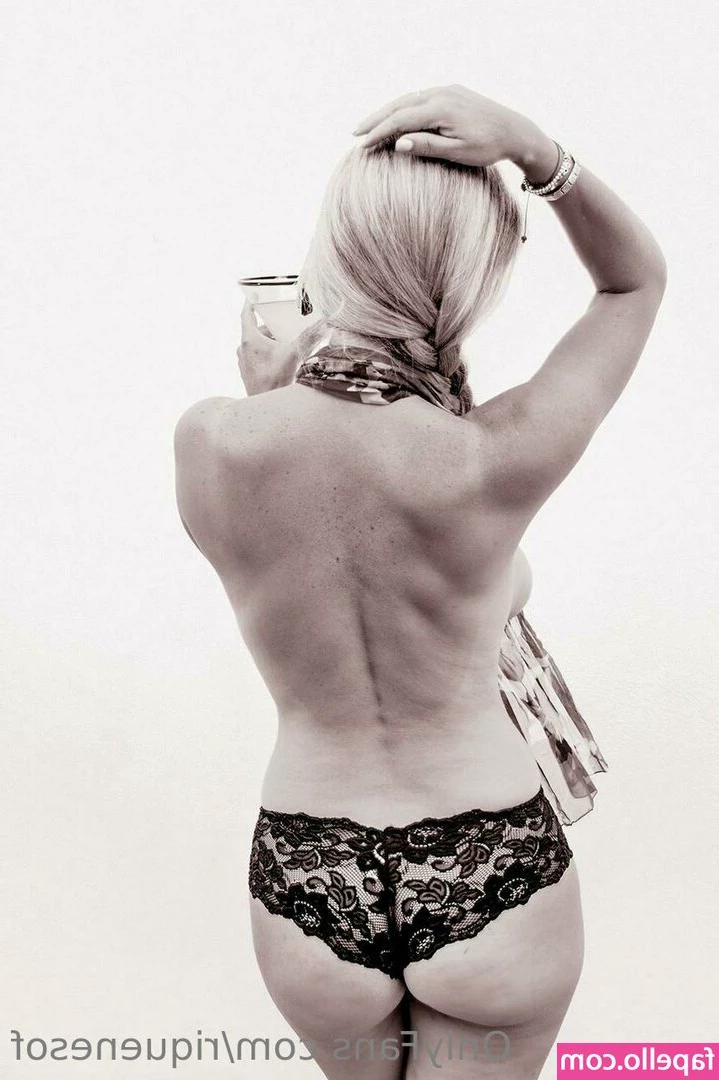 Tania Riquenes [ tania-riquenes ] - Time to get a little festive in my lingerie…