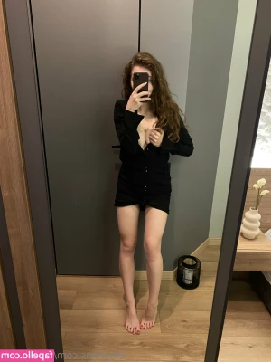 zeldablanc - A quick pussy peek while I wait for my train!
