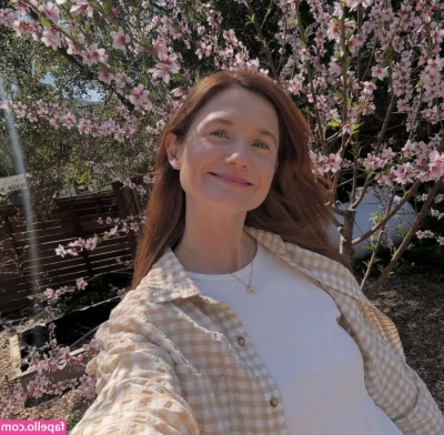 Bonnie Wright [ bonnie-wright-1 ] - Nice to get outside today 😏