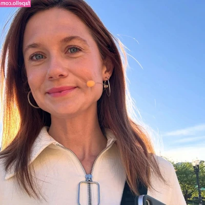 Bonnie Wright [ bonnie-wright-1 ] - Hey Lovers! Which of my content do you want to see more of? Solo vs.