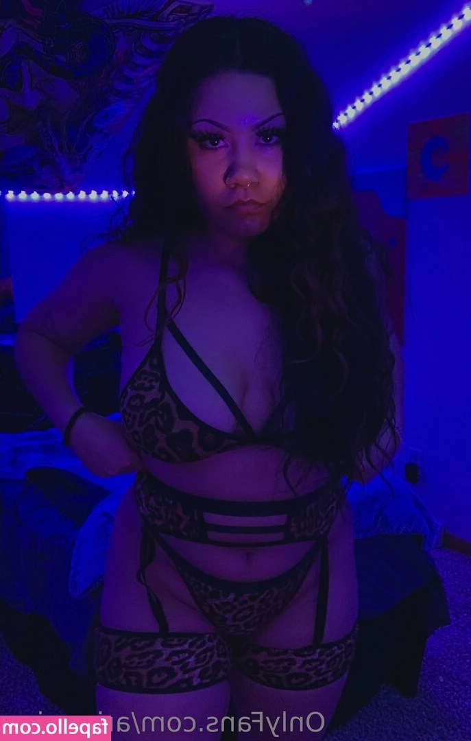 aries.sinn [ aries-sinn ] - Vem ver minha bucetinha antes de dormir 🙈😏   come see my pussy