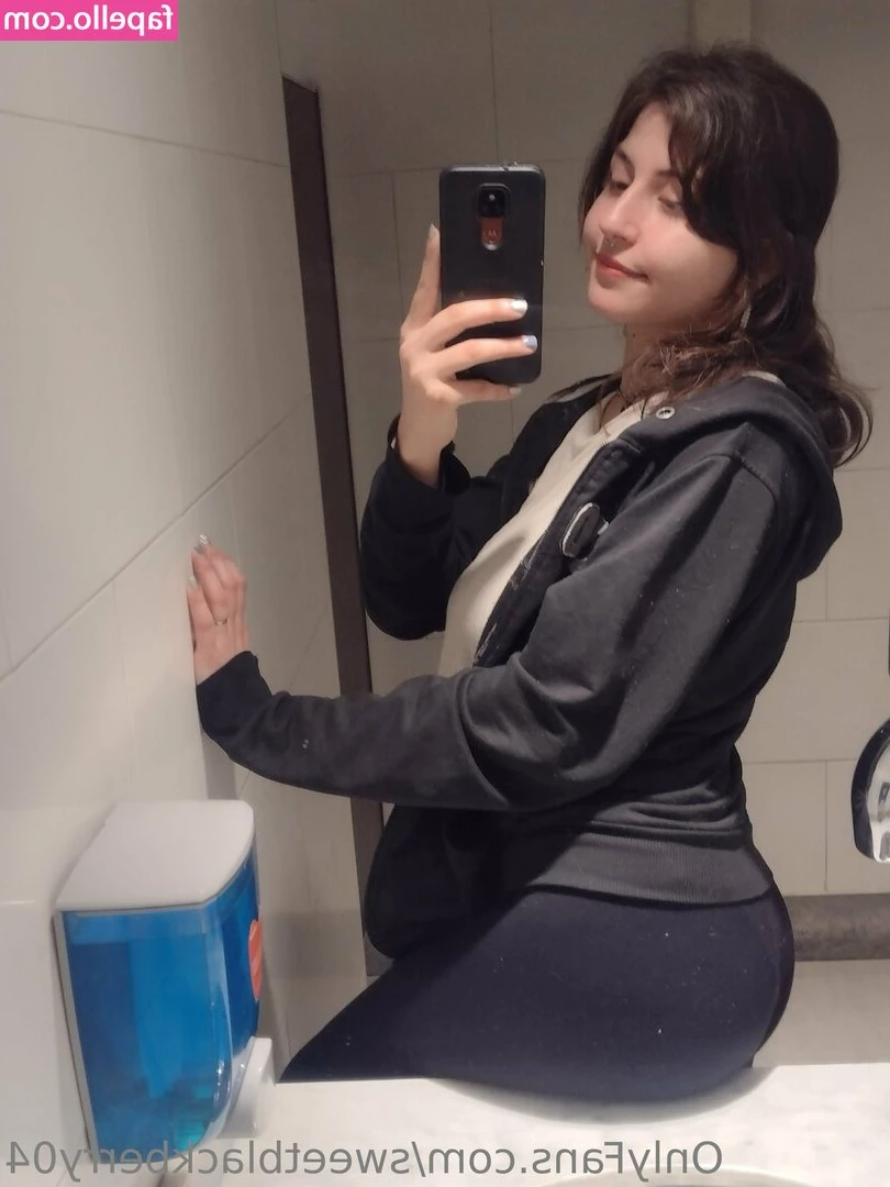 sweetblackberry04 - Se ven enormes mis pies. 🥰👣