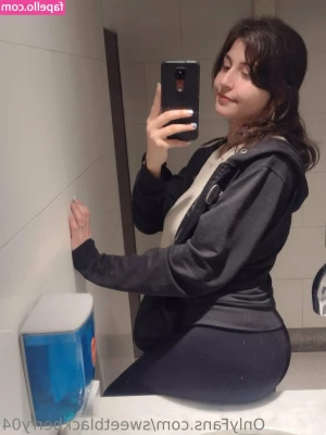 sweetblackberry04 - Se ven enormes mis pies. 🥰👣