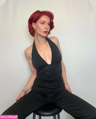 KallMeKris [ kallmekris-1 ] - happy saturday, im just being hot 💗🖤💗