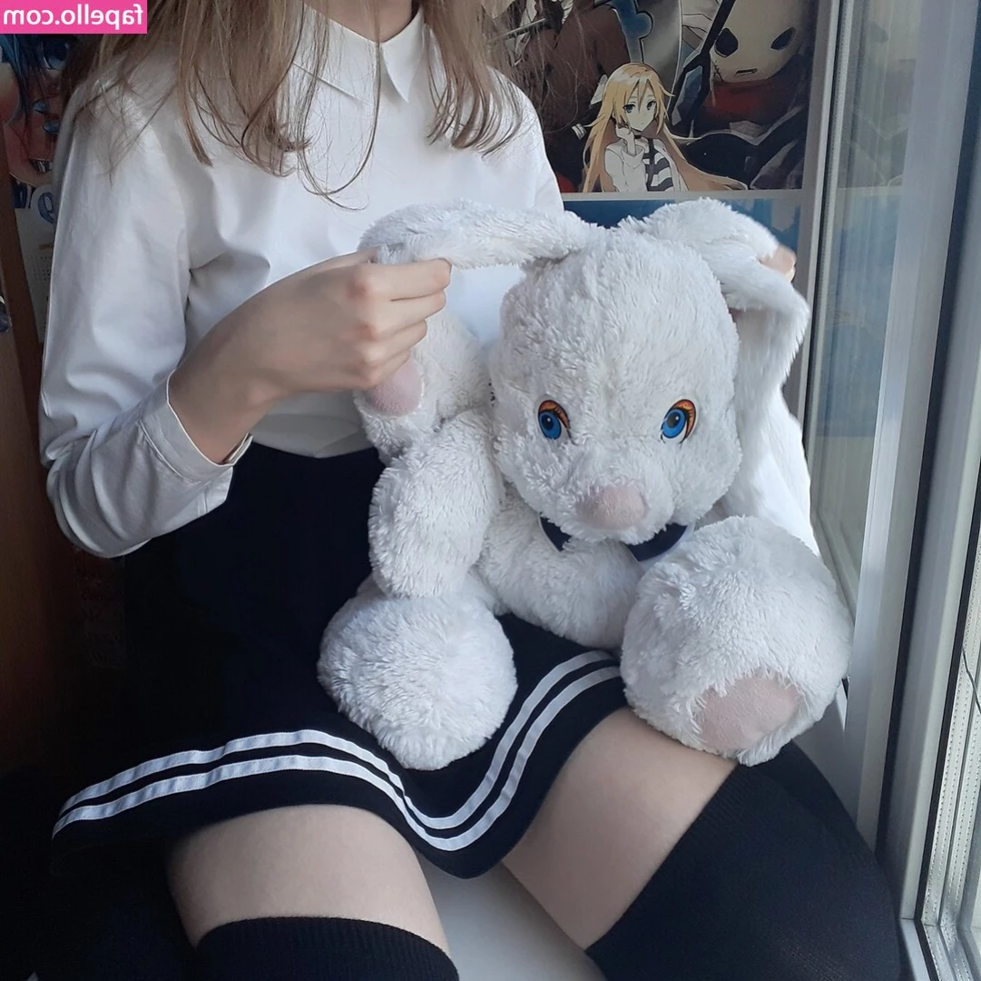 _cleo.strio_ [ cleo-strio ] - We got 3 kilos of chocolate today and I think we'll finish it in a
