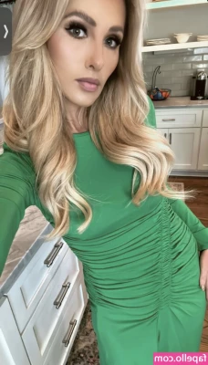 Tomi Lahren [ tomi-lahren ] - Which would you rather eat?🤪  @spicytonton