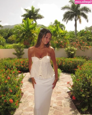 Abby Busick [ abby-busick ] - Some fun in the sun