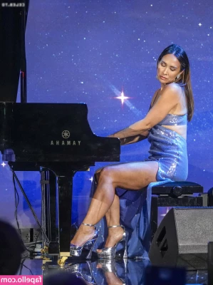 Myleene Angela Klass [ myleene-angela-klass ] - Cutie in blue, here to show her hole for you!
