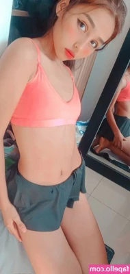 coralineros - quien me da una manito con el bronceador? 🥰☀️🧴😏