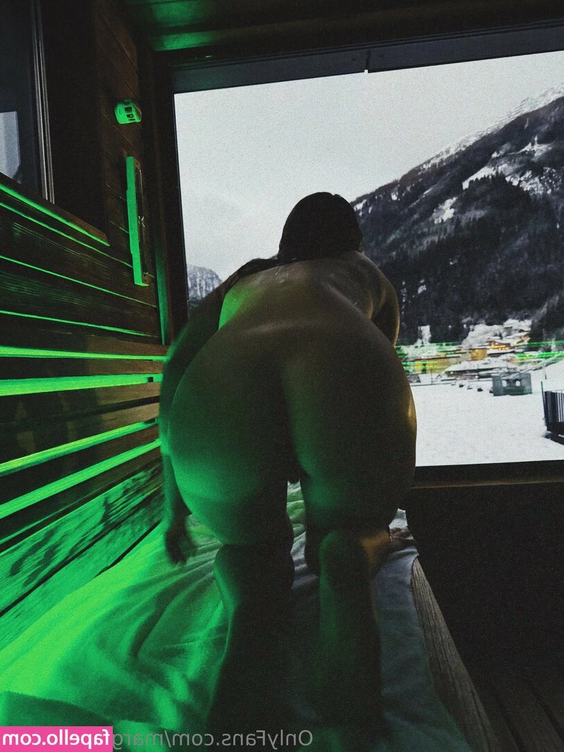 margo_leevonie [ margo-leevonie ] - Morning 😉 whats your guys fave food? 👅🍣