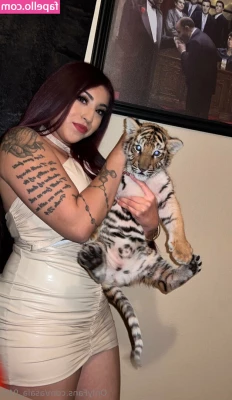 asaia_915 [ asaia-915 ] - I think this photo is so cute, with me and Marte looking at each