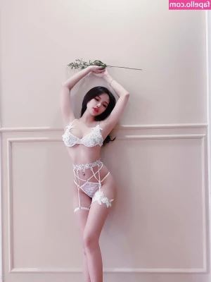 mie.ngn3 [ mie-ngn3 ] - Someone take my pants off and fuck me 🙂🙂