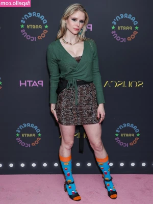 Erin Moriarty [ erin-moriarty ] - You like me when I sweat babe? Cheeky naked workout